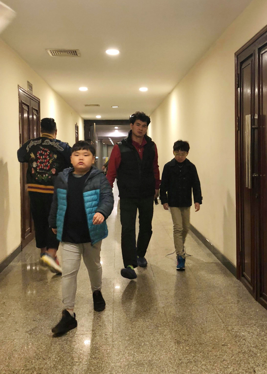 Công Lý tình cảm bên bạn gái ở hậu trường ghi hình Táo quân 2018